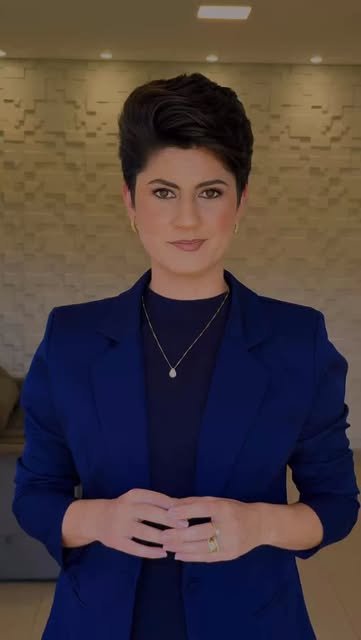 Nádia Chaves em ambiente de atendimento, de blazer azul-marinho