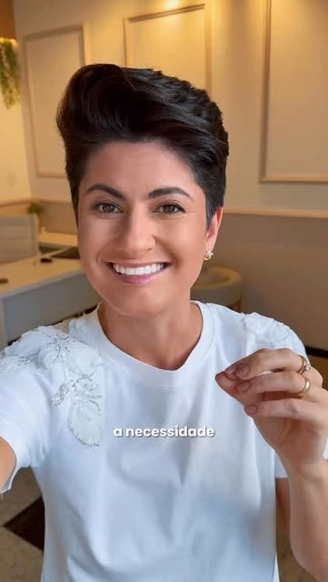 Nádia Chaves sorrindo, em foto do dia a dia de trabalho